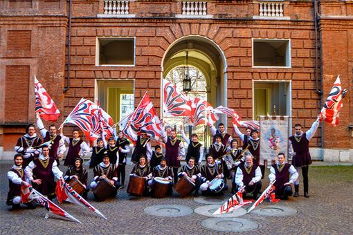Gli Sbandieratori e Musici di Grugliasco ospiti a Palazzo Cisterna