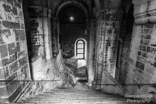 Il fascino senza tempo della Sacra di San Michele: lo Scalone dei Morti Il fascino senza tempo della Sacra di San Michele: lo Scalone dei Morti