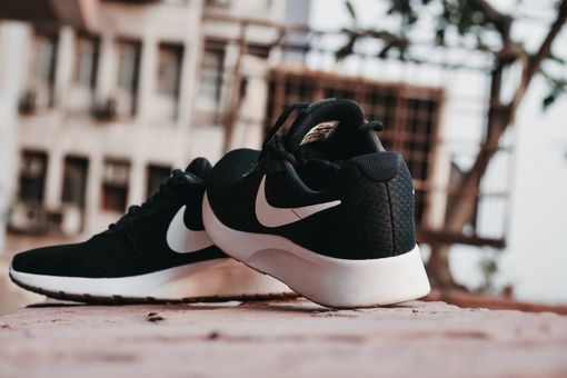 scarpe da ginnastica appoggiate una sopra l'altra scarpe da ginnastica appoggiate una sopra l'altra