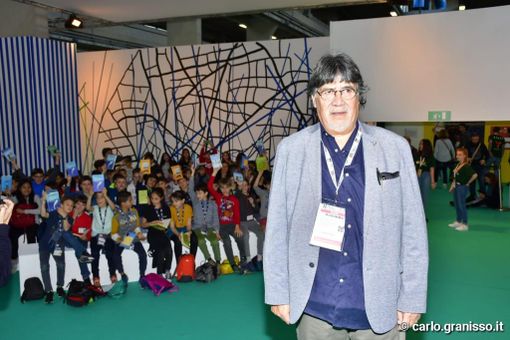 Luis Sepúlveda incanta il Salone del Libro, lo scrittore incontra i bambini: "Ricordatevi che vola solo chi osa farlo" Luis Sepúlveda incanta il Salone del Libro, lo scrittore incontra i bambini: "Ricordatevi che vola solo chi osa farlo"