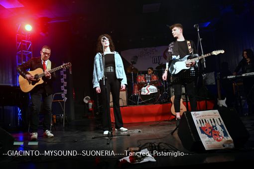 giovani talenti che si esibiscono sul palco giovani talenti che si esibiscono sul palco