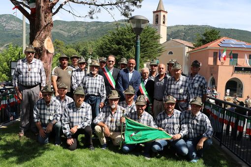 Nella foto Demichelis e Ghione sono assieme al sindaco di Vendone Pietro Revetria e con il Gruppo Alpini della cittadina (fFoto Silvio Fasano)