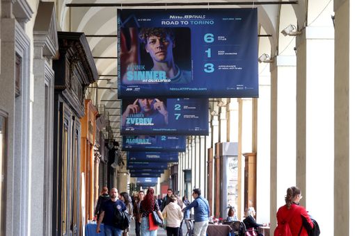 L'immagine di Sinner campeggia sotto i portici di via Po