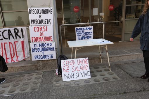 &quot;60 milioni spesi in formazione, ma restiamo precari o disoccupati. Vogliamo dignità”