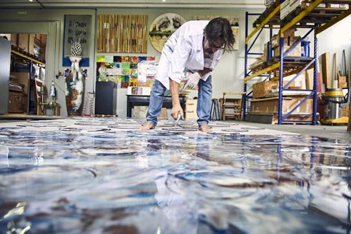 Uomo che lavora a Skin