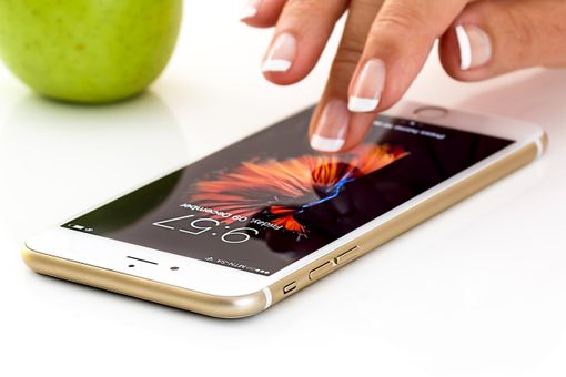 cellulare con mano cellulare con mano