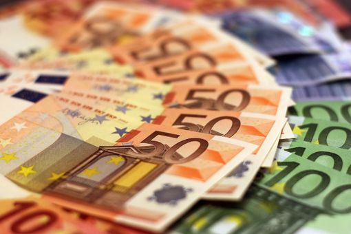 Piazza Bernini, uomo in fuga getta nella spazzatura un &quot;bottino&quot; di gioielli e 123mila euro in contanti