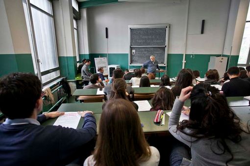 aula di scuola con banchi vuoti
