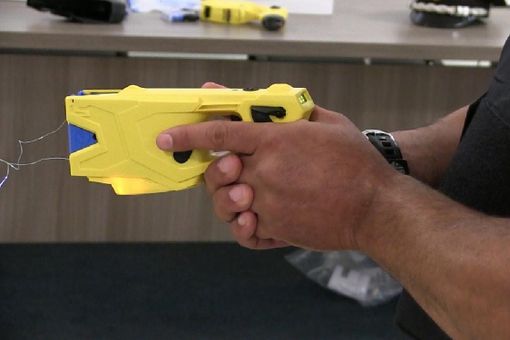 Sicurezza urbana, la richiesta di Marascio (FdI): “Dotare gli agenti del taser" Sicurezza urbana, la richiesta di Marascio (FdI): “Dotare gli agenti del taser"