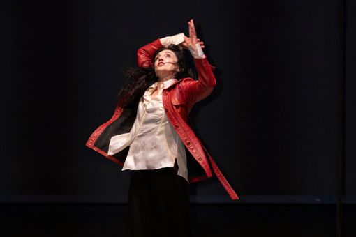 "Nella lingua e nella spada": al teatro Astra la passione civile di Oriana Fallaci