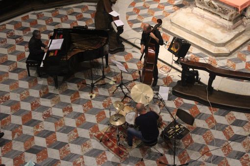 Domenica alla Cappella dei Mercanti un trio jazz per approdare su un'isola sicura