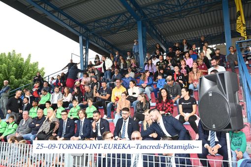 Tribune gremite di pubblico Tribune gremite di pubblico