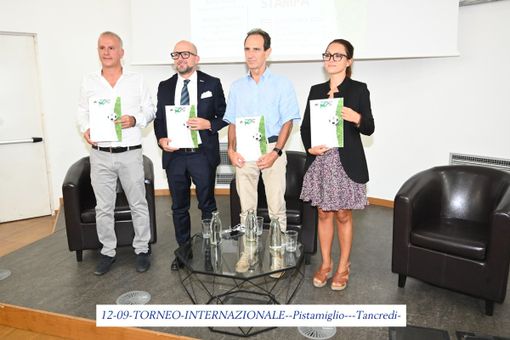 quattro persone sul palco quattro persone sul palco