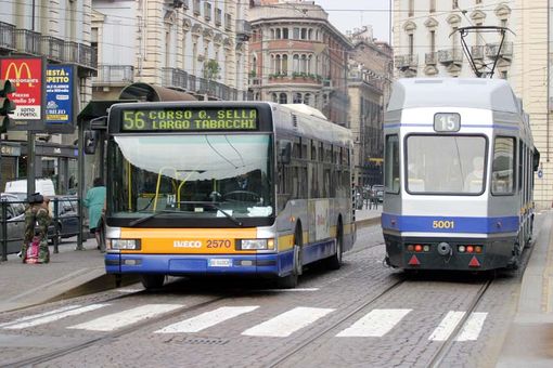 Bius e tram in centro a Torino Bius e tram in centro a Torino