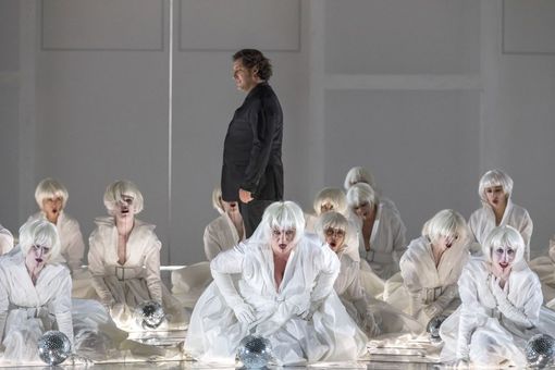 Al Regio arriva la Turandot di Puccini, nell'allestimento visionario e metafisico firmato da Stefano Poda Al Regio arriva la Turandot di Puccini, nell'allestimento visionario e metafisico firmato da Stefano Poda