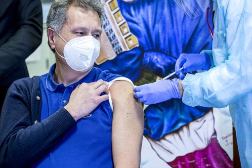 Un uomo vaccinato contro il Covid