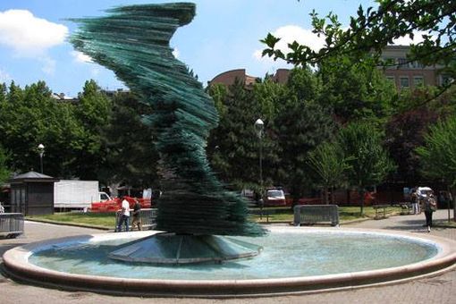 I cittadini dicono no allo spostamento della scultura di Varotsos al Giardino Grosa