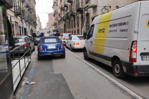 Una telecamera per “proteggere” la corsia del trasporto pubblico in via Vanchiglia