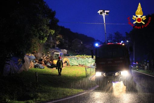 Giaveno, incendio in una legnaia: fiamme alte e intervento dei vigili del fuoco
