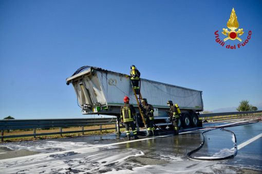 Tir prende fuoco sulla Torino-Milano, momenti di panico sull'autostrada