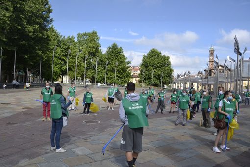 A Nichelino i volontari impegnati nella raccolta di mascherine e guanti abbandonati