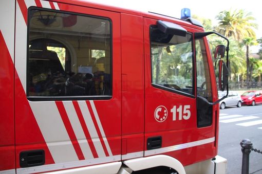 Calcinacci si staccano da un balcone e sfiorano un bimbo di due anni: illeso Calcinacci si staccano da un balcone e sfiorano un bimbo di due anni: illeso