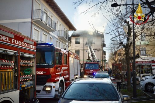 Un alloggio prende fuoco a Mathi, salvi per miracolo una donna e tre bambini