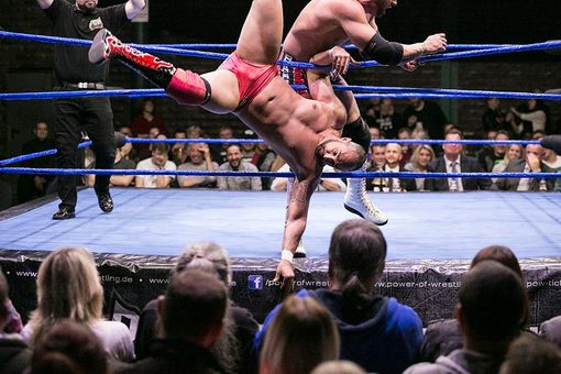 I campioni del wrestling si sfidano sul ring di Cumiana I campioni del wrestling si sfidano sul ring di Cumiana