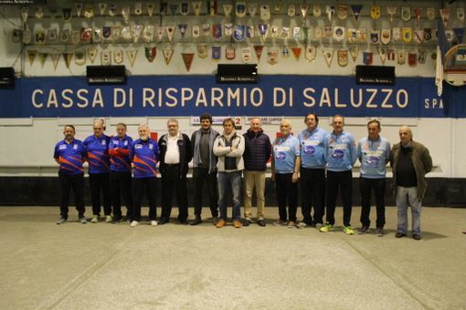 Le due formazioni finaliste con fratelli Paolo e Franco De Chiesa, il vice sindaco del Comune di Saluzzo Franco Demaria, il presidente della Bocciofila Auxilium Saluzzo Guido Ghietti e il direttore di gara Angelo Avogadri (Foto Paolo Costa)