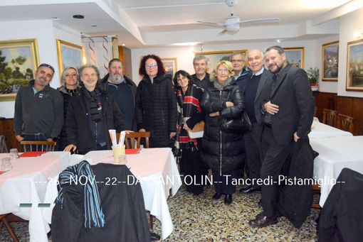 incontro con persone al tavolo