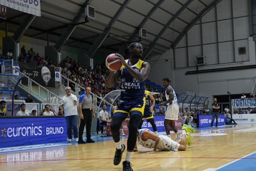 Giocatori di basket in campo