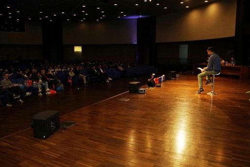 Persona che parla davanti a una platea Persona che parla davanti a una platea