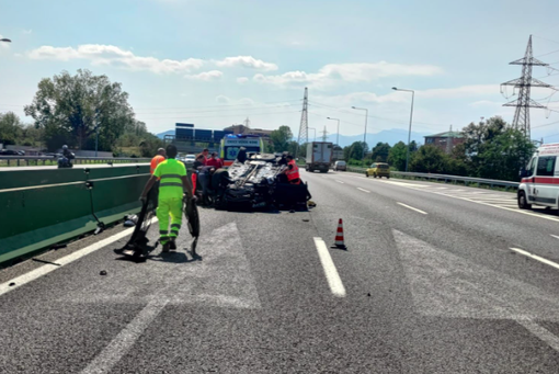Auto ribaltata sulla tangenziale sud Torino-Piacenza: ferito il conducente Auto ribaltata sulla tangenziale sud Torino-Piacenza: ferito il conducente
