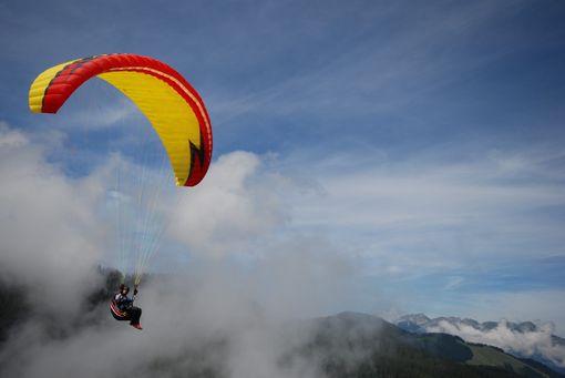 Precipita con il parapendio nei boschi di Rueglio: illeso, chiama i soccorsi del 118