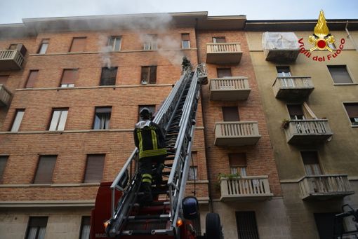 Incendio in un alloggio in via Orta a Torino, decisivo il pronto intervento dei Vigili del Fuoco (FOTO)