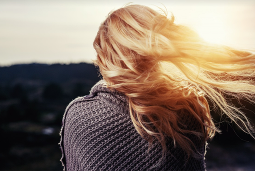ragazza bionda di spalle