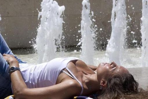 Caldo record, i consigli utili: poca attività all'aperto e dieta a base di frutta e verdura