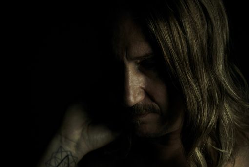 Il manifesto “Antimondo” di Umberto Maria Giardini suona stasera all'Hiroshima Mon Amour: “Siamo esseri umani a breve scadenza”