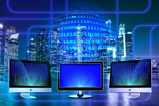 Tre monitor con immagini digitali