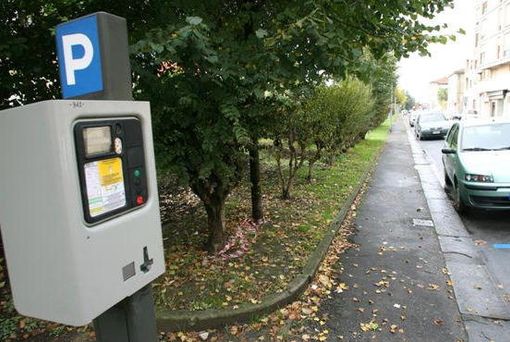 Torino, manomettono parchimetro con spugna: tre arresti della polizia Torino, manomettono parchimetro con spugna: tre arresti della polizia