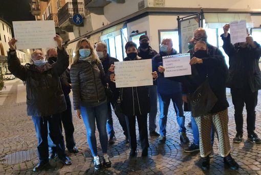 Chieri, flash mob per far sentire al Governo la voce dell'economia in ginocchio Chieri, flash mob per far sentire al Governo la voce dell'economia in ginocchio