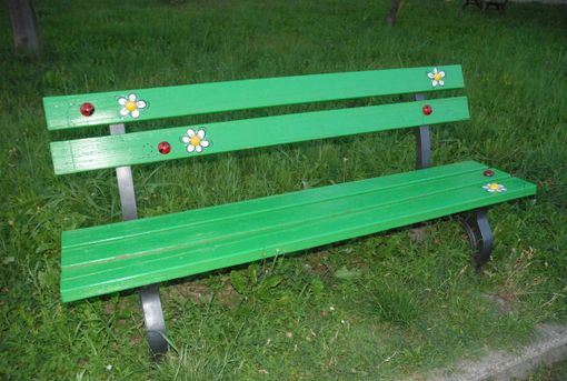 A Villar Dora le panchine colorate realizzate da cittadini e associazioni