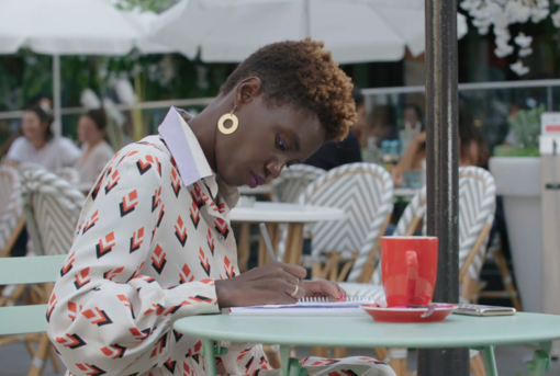 Donna che scrive a un tavolo Donna che scrive a un tavolo