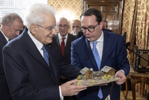 Mattarella riceve un regalo Mattarella riceve un regalo