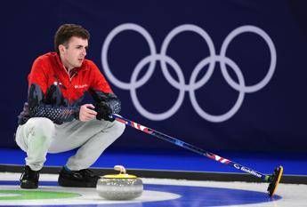 Milano Cortina, Casper cade durante Italia-Usa di curling. Cos'è successo alle Olimpiadi