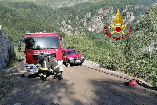 Rorà, camion da cava cade in un dirupo e prende fuoco: illeso il conducente