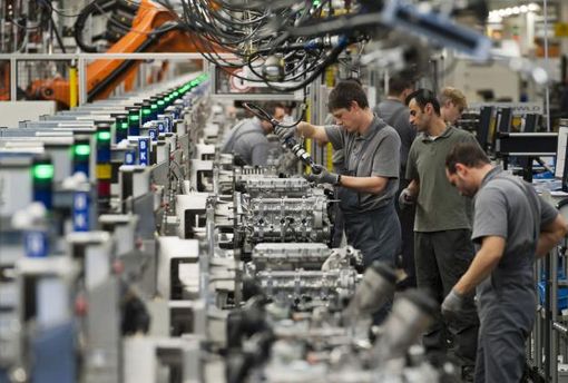 operai in linea di produzione