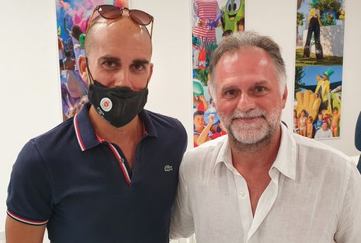 due persone insieme, uno con mascherina e uno senza due persone insieme, uno con mascherina e uno senza