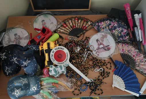 Venditori abusivi, sequestrata merce al mercato di Porta Palazzo