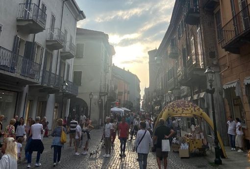 Con la primavera a Chivasso torna “Shopping ed aperitivo in musica”,